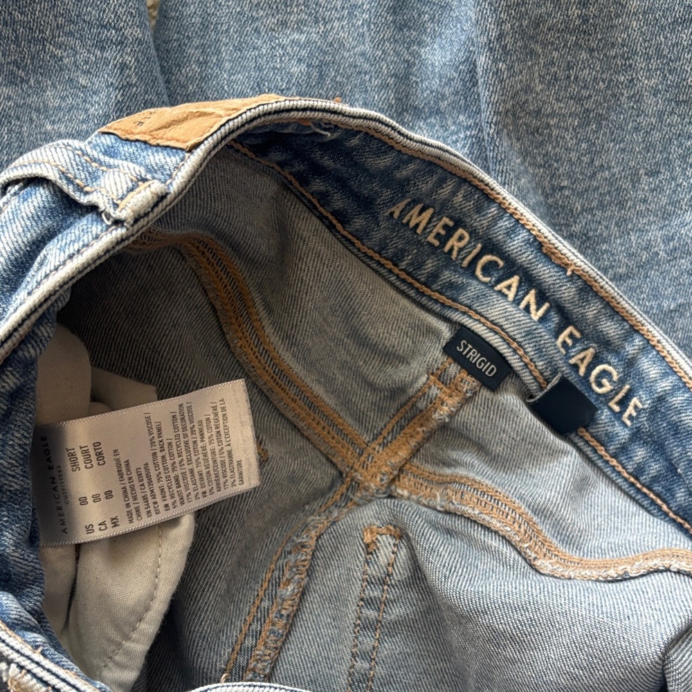 American Eagle AE Strigid Ripped Mom Jeans Light Wash - Picture 6 of 6